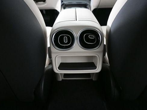 Used 2025 Mercedes-Benz C 300 Sedan image 17