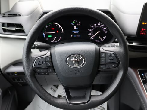 Used 2024 Toyota Sienna LE AWD/4WD image 32