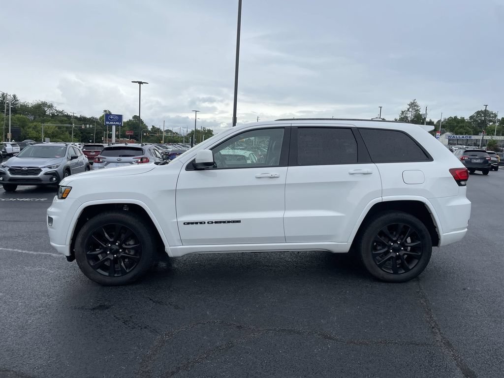 Used 2019 Jeep Grand Cherokee Altitude AWD/4WD image 3