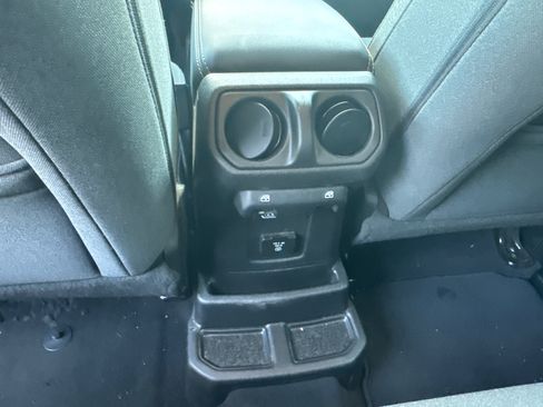 Used 2025 Jeep Wrangler Unlimited Sahara w/ Safety Group AWD/4WD image 19