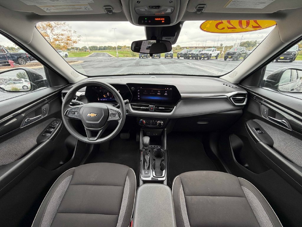 Used 2025 Chevrolet TrailBlazer LT AWD/4WD image 25