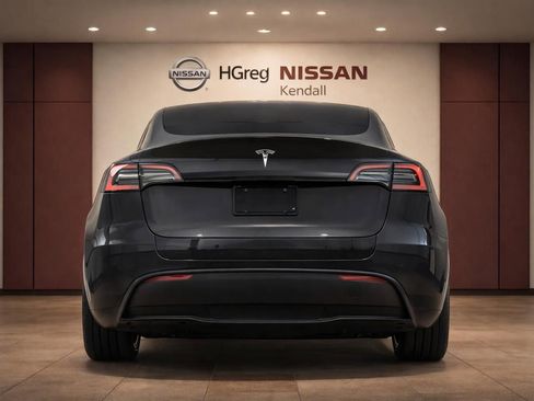 Used 2024 Tesla Model Y 2WD image 5