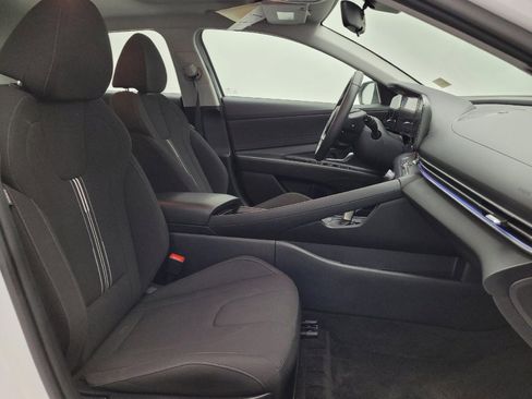 Used 2025 Hyundai Elantra SEL image 17
