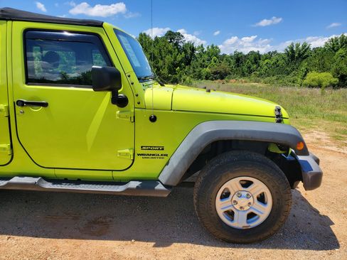 Used 2016 Jeep Wrangler Unlimited Sport w/ Connectivity Group AWD/4WD image 13