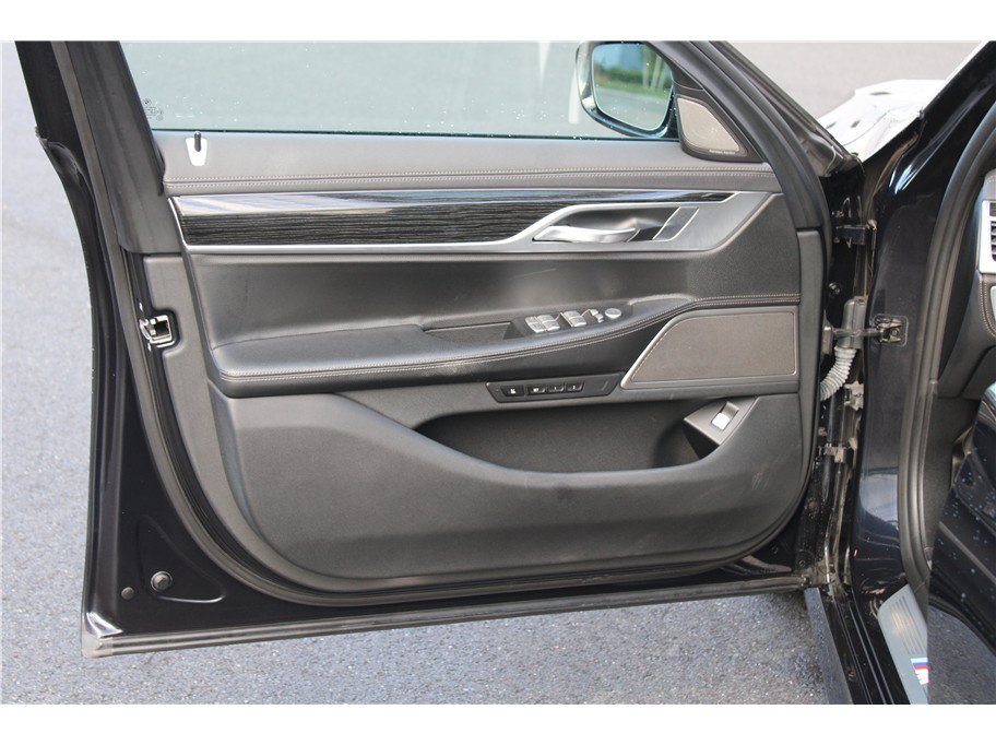 Used 2019 BMW 740i w/ M Sport Package RWD image 7