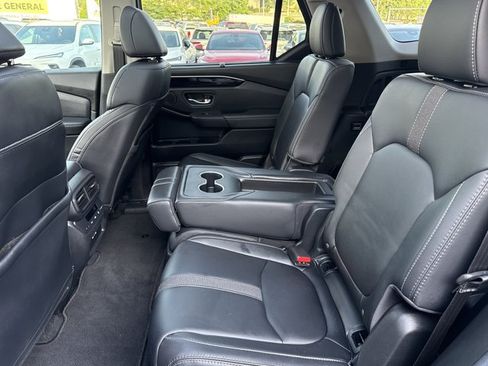 Used 2025 Honda Pilot Touring image 6