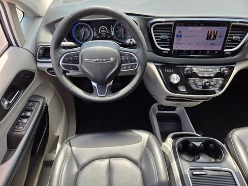 Used 2023 Chrysler Pacifica Touring-L FWD image 13
