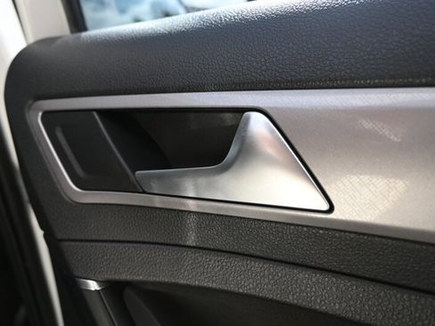 Used 2016 Volkswagen e-Golf SE w/ DC Fast Charging Package image 43