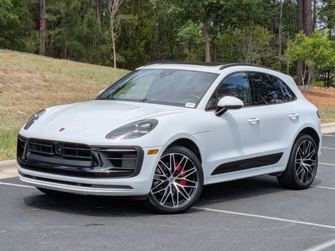 Certified 2024 Porsche Macan S AWD/4WD image 1