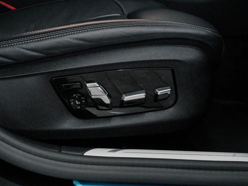 Used 2022 BMW 750i xDrive w/ Executive Package image 44