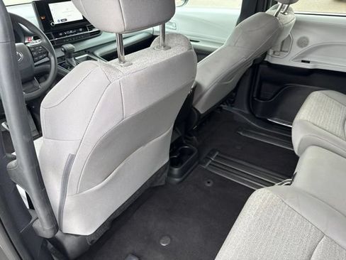 Used 2026 Toyota Sienna LE FWD image 21