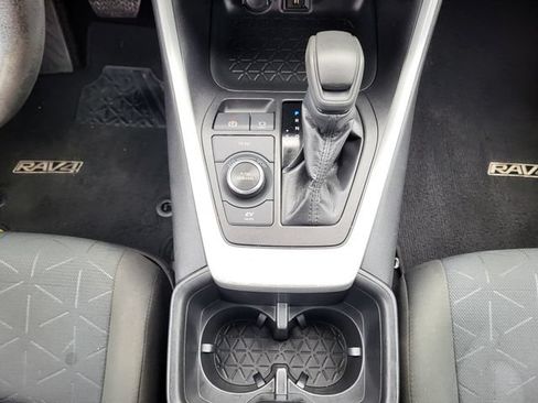 Used 2022 Toyota RAV4 XLE AWD/4WD image 18