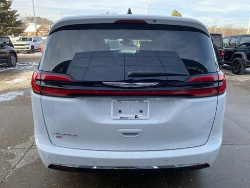 Certified 2025 Chrysler Pacifica Select image 4