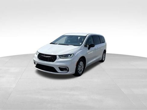 Used 2024 Chrysler Pacifica Touring-L FWD image 3