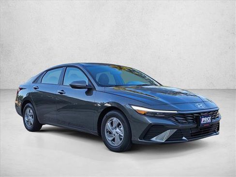 Used 2026 Hyundai Elantra SE FWD image 3