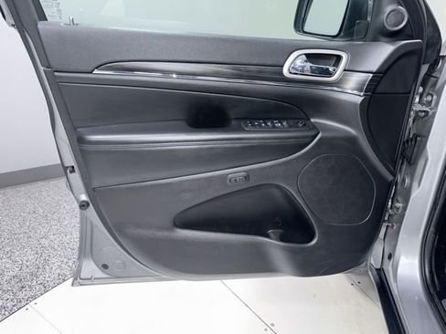 Used 2019 Jeep Grand Cherokee Limited AWD/4WD image 12