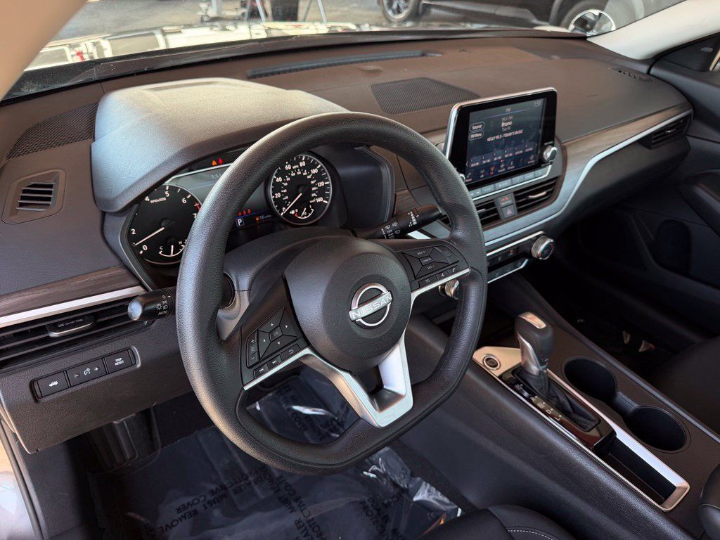 Used 2025 Nissan Altima 2.5 SV FWD image 18