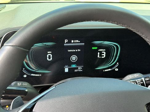 Used 2023 Kia Niro EX FWD image 11