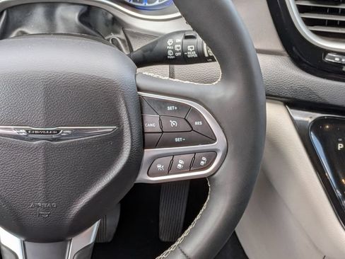 Used 2024 Chrysler Pacifica Touring-L FWD image 18