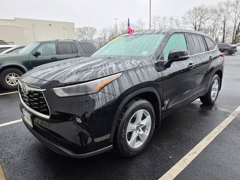 Used 2022 Toyota Highlander LE image 3