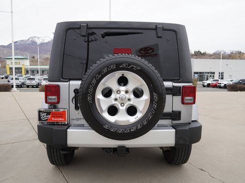 Used 2015 Jeep Wrangler Unlimited Sahara w/ Connectivity Group image 7