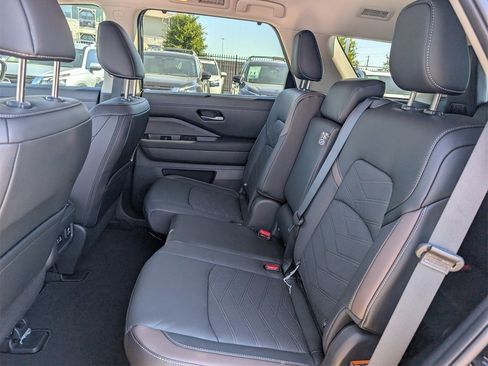 New 2025 Nissan Pathfinder Platinum w/ Black Appearance Package image 19
