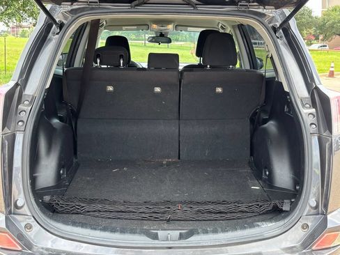 Used 2018 Toyota RAV4 LE FWD image 6