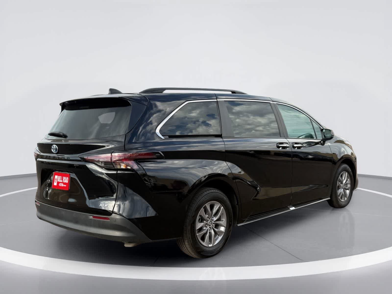 Used 2025 Toyota Sienna XLE FWD image 9