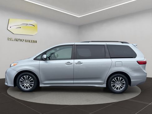 Used 2020 Toyota Sienna XLE image 4