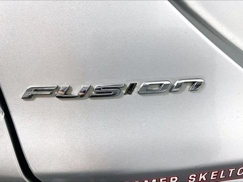 Used 2018 Ford Fusion SE w/ Fusion SE Technology Package FWD image 14