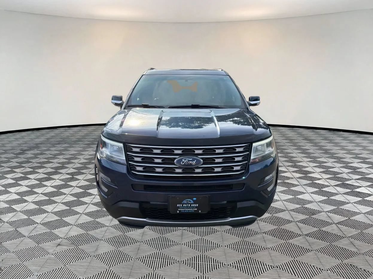 Used 2017 Ford Explorer XLT w/ Equipment Group 202A AWD/4WD image 2