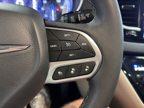 Used 2024 Chrysler Pacifica Touring-L FWD image 23
