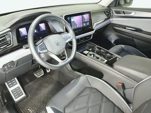 Used 2025 Volkswagen Atlas Peak Edition SE AWD/4WD image 17