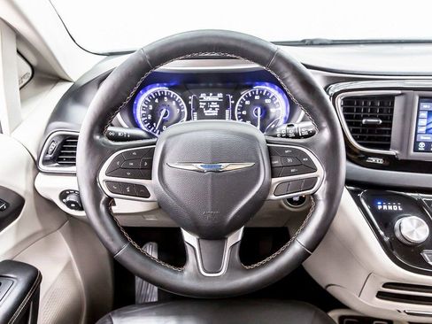 Used 2020 Chrysler Pacifica Touring-L image 20