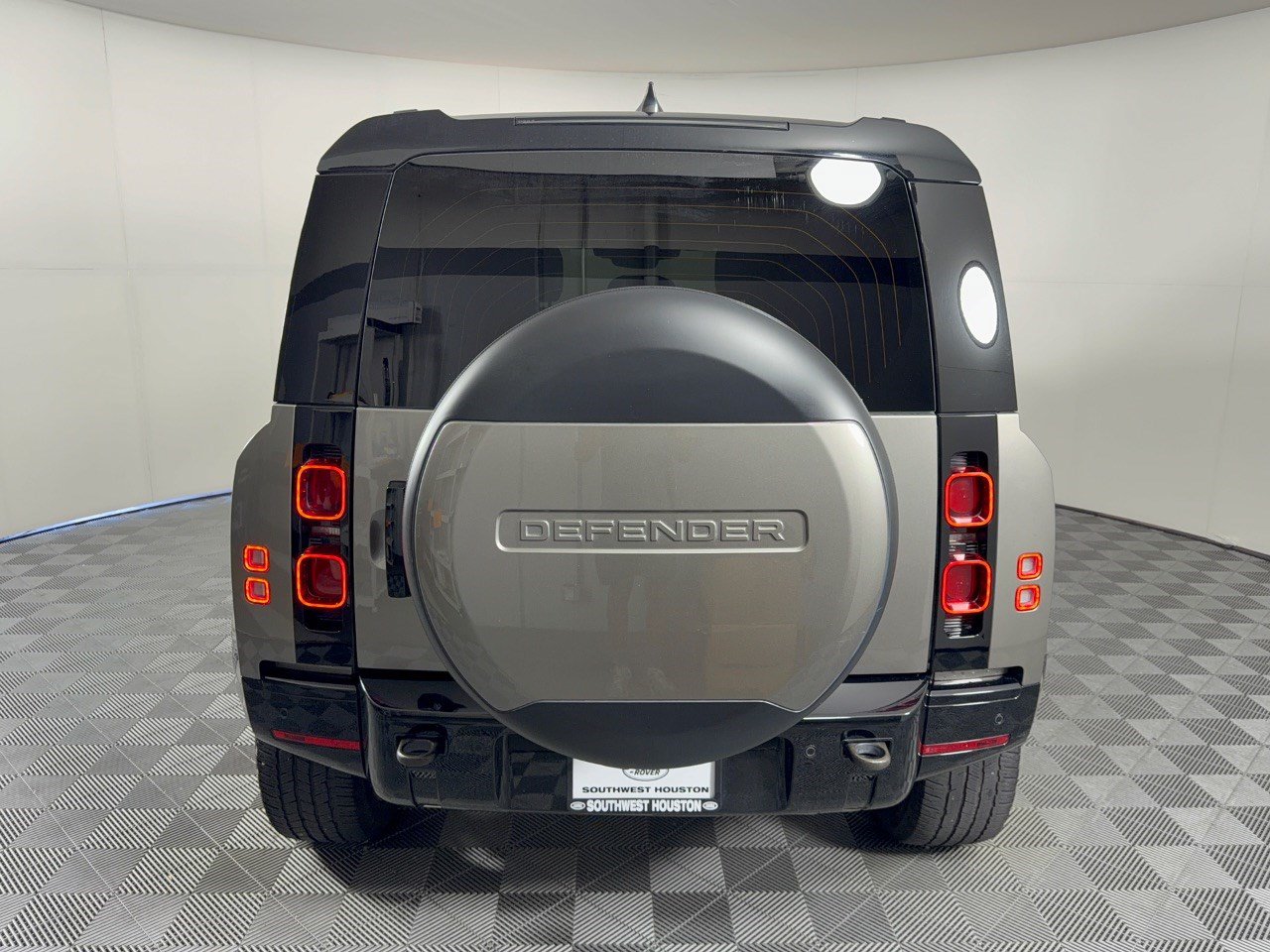 Used 2022 Land Rover Defender 110 X-Dynamic HSE AWD/4WD image 11