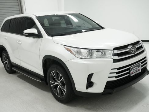 Used 2019 Toyota Highlander LE FWD image 3