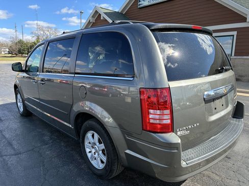 Used 2010 Chrysler Town & Country LX image 5