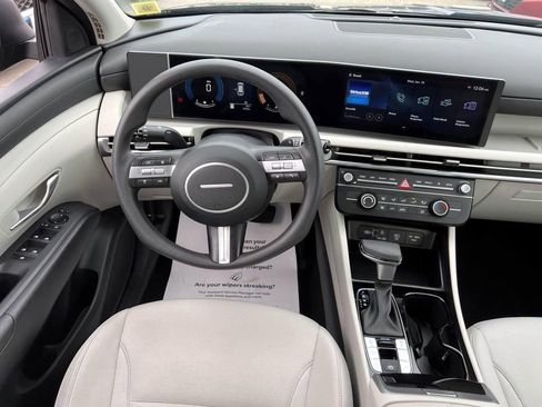 Certified 2025 Hyundai Tucson SE image 11