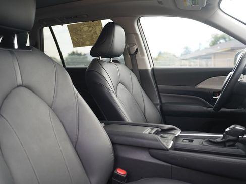 Used 2024 Toyota Grand Highlander AWD image 15