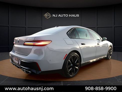 Used 2023 BMW 760i xDrive w/ Luxury Rear Seating Package image 9