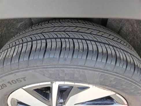 Used 2025 Volkswagen Atlas SE image 26