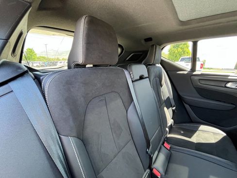 Used 2022 Volvo XC40 T5 R-Design w/ Advanced Package image 16