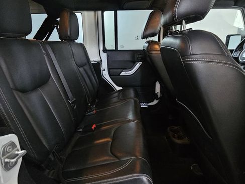 Used 2015 Jeep Wrangler Unlimited Rubicon w/ Connectivity Group AWD/4WD image 17