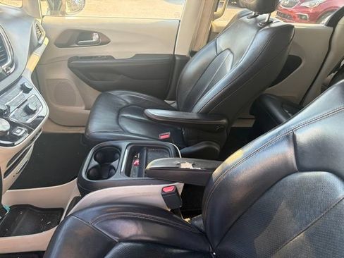 Used 2018 Chrysler Pacifica Touring-L FWD image 13