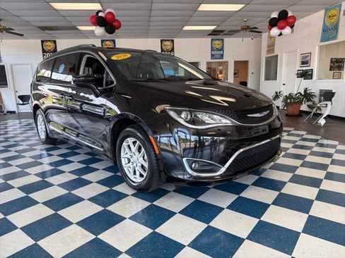 Used 2020 Chrysler Pacifica Touring-L FWD image 1