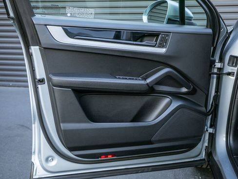 Certified 2024 Porsche Cayenne AWD/4WD image 18