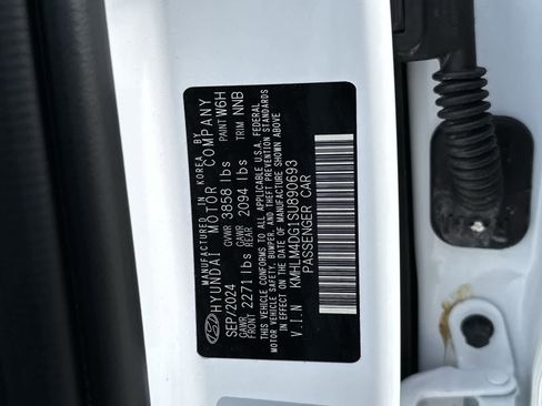 Used 2025 Hyundai Elantra Sport image 2