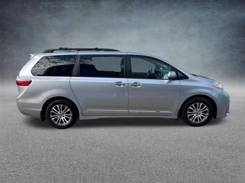 Used 2018 Toyota Sienna XLE w/ XLE Navigation Package FWD image 6