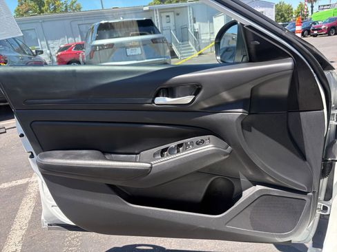 Used 2025 Nissan Altima 2.5 SV FWD image 18