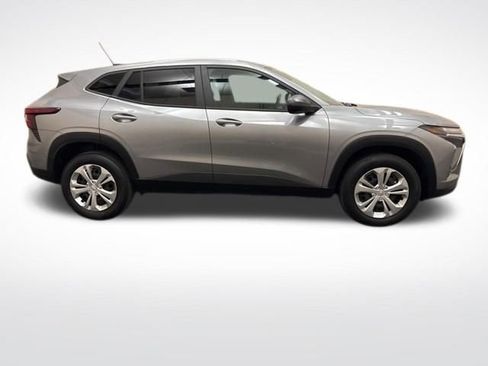 Used 2024 Chevrolet Trax LS w/ Driver Confidence Package FWD image 4